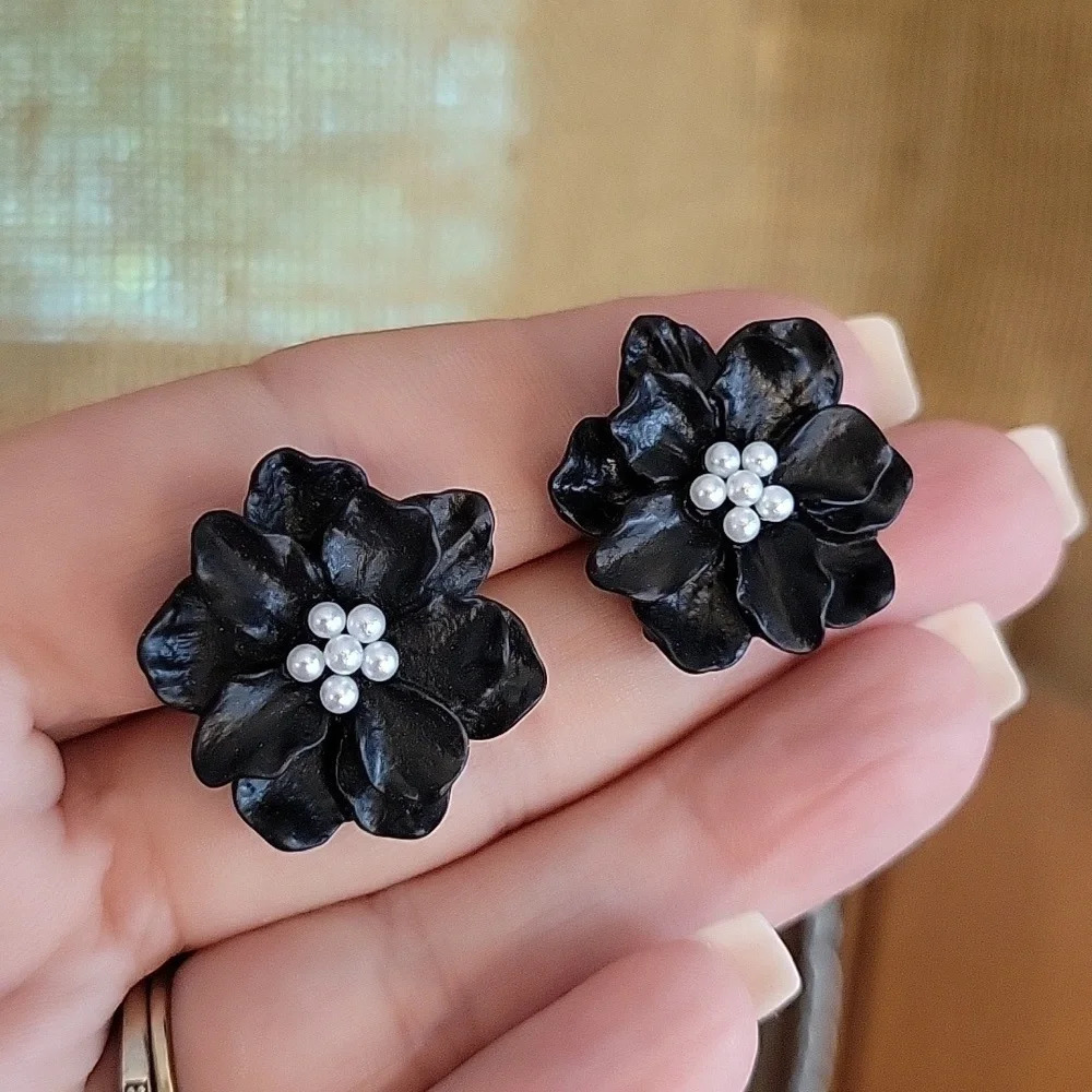 Black Tie Bloom Sculptural Stud Earrings - Picture 4 of 7